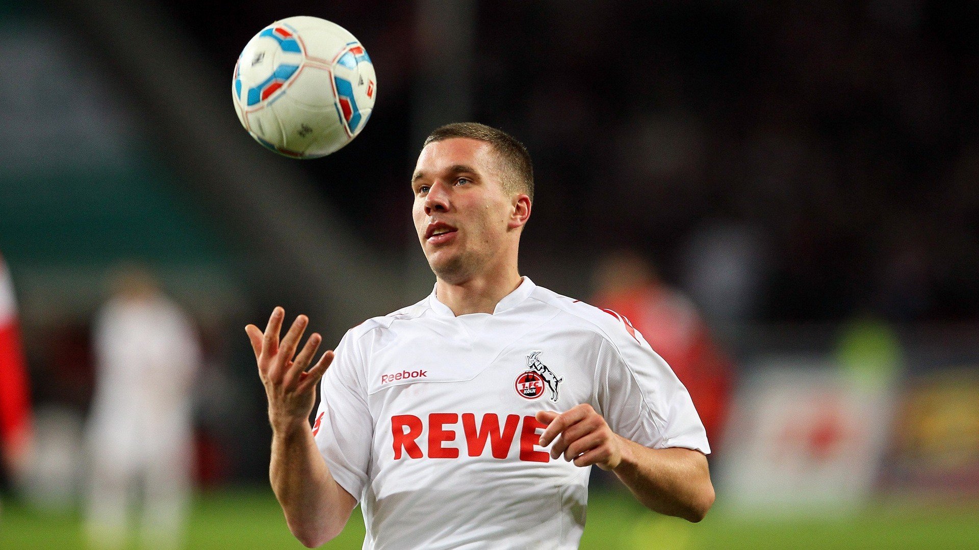 绿茵场与乒乓球台，双重视角下的王者启示