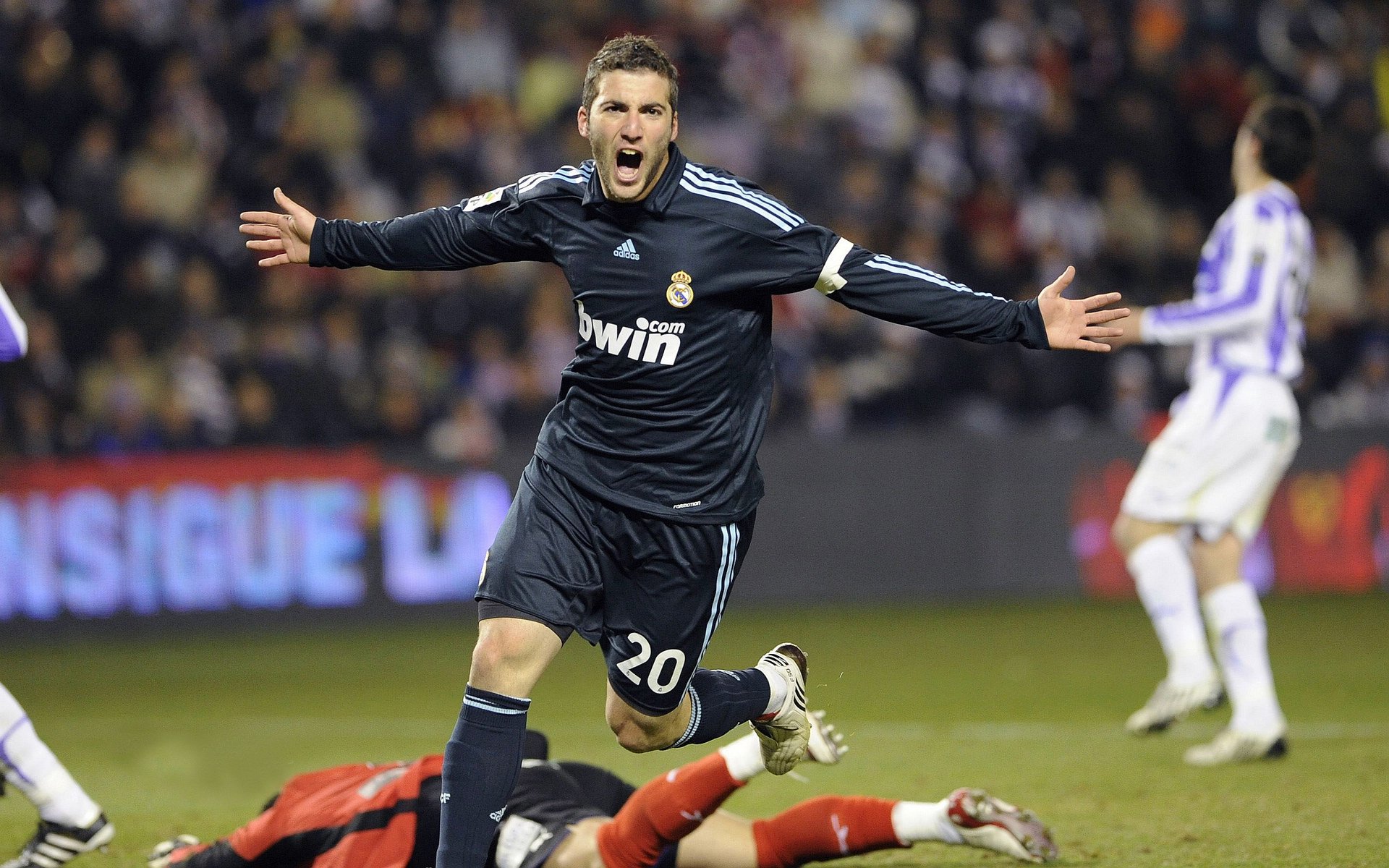 碾压的反讽，当索伯唯一击败红牛，维斯塔潘如何制胜于历史尘埃