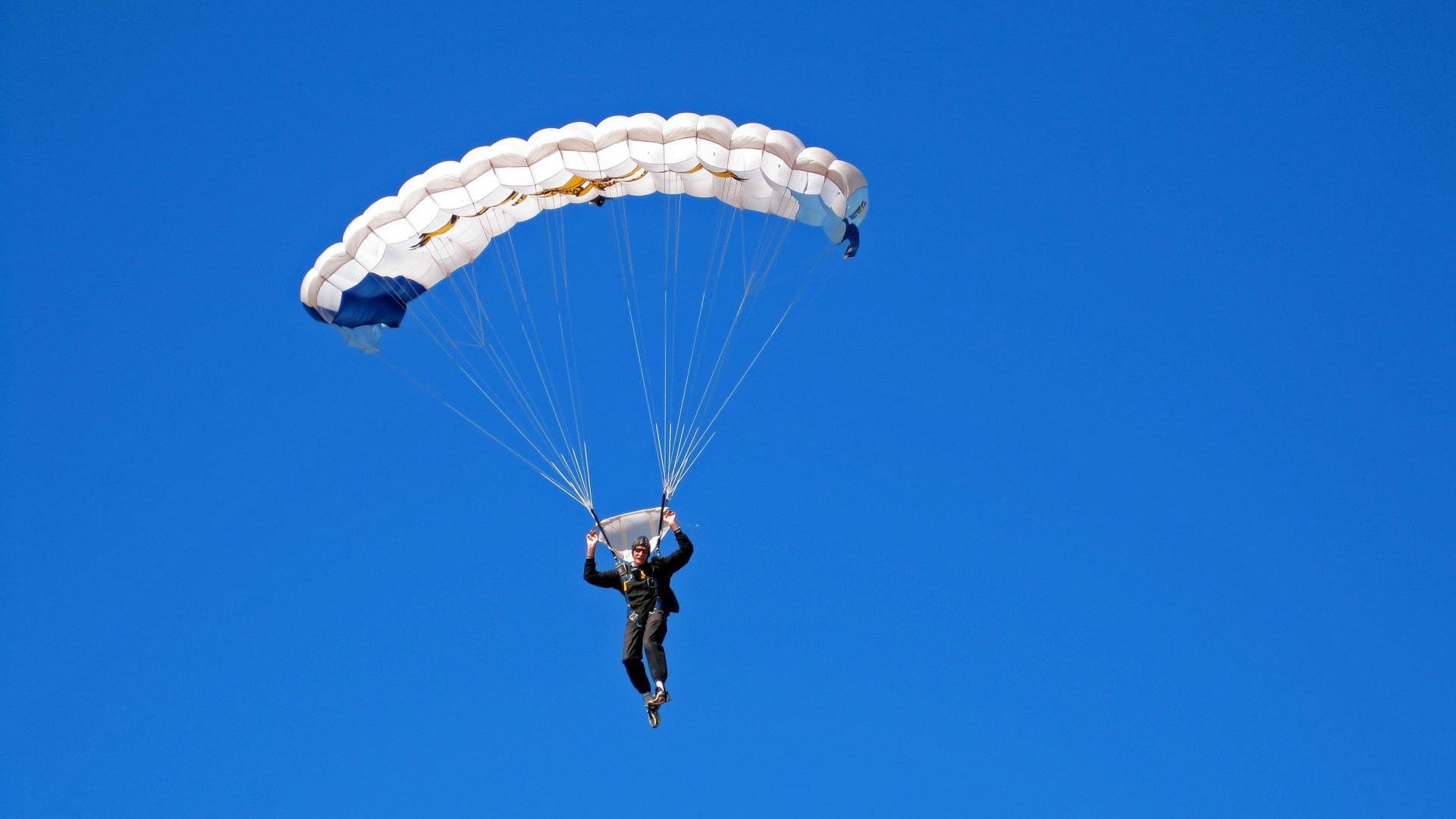 手术刀与重锤，兹维列夫在法网精准险胜背后，揭示硬地与红土的终极分野